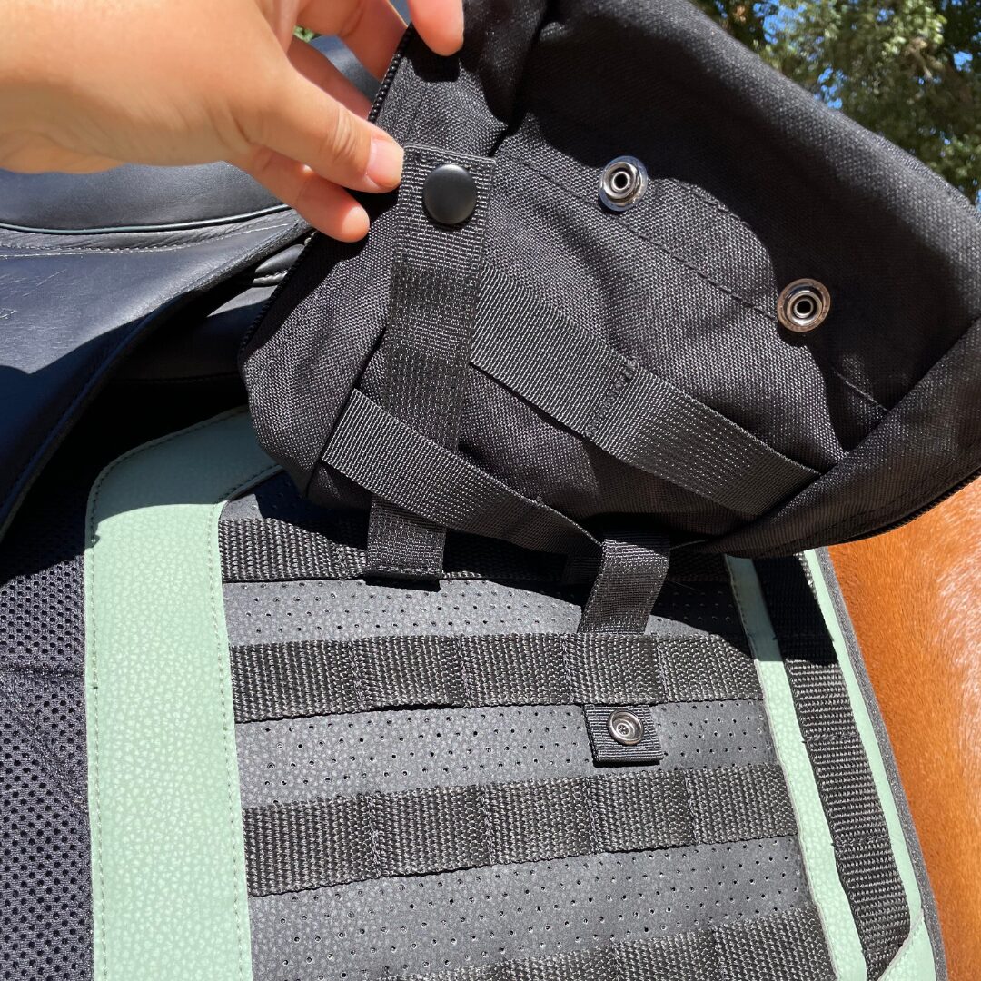 Les bridons licols en synthétique peuvent aussi exister en coloris noir ou marron, plus “nature”.